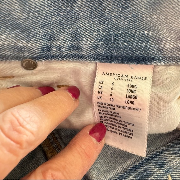 American Eagle Curvy Mom Jeans Light Wash Blue Distressed Raw Hem Ankle 6 Women - Picture 8 of 8